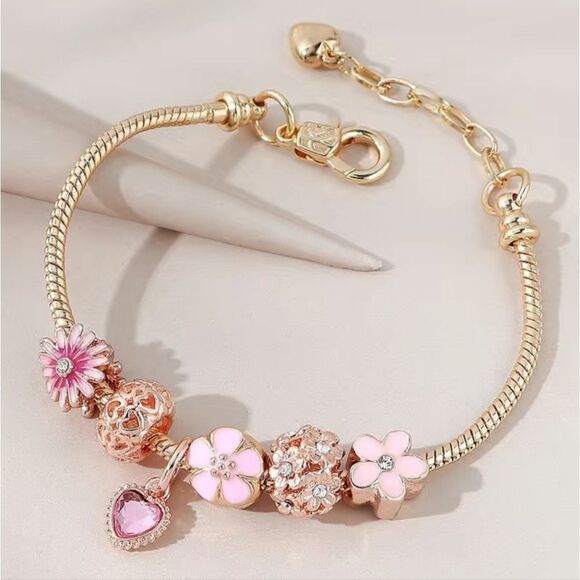 Jewelry - ✨️ Cute Pink Flower Beaded Bracelet